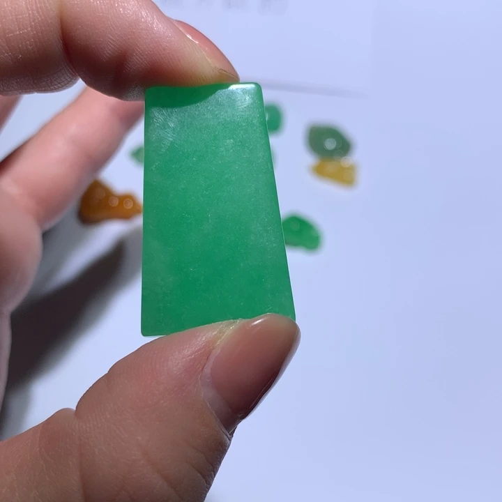 翡翠未镶嵌颈饰无事牌