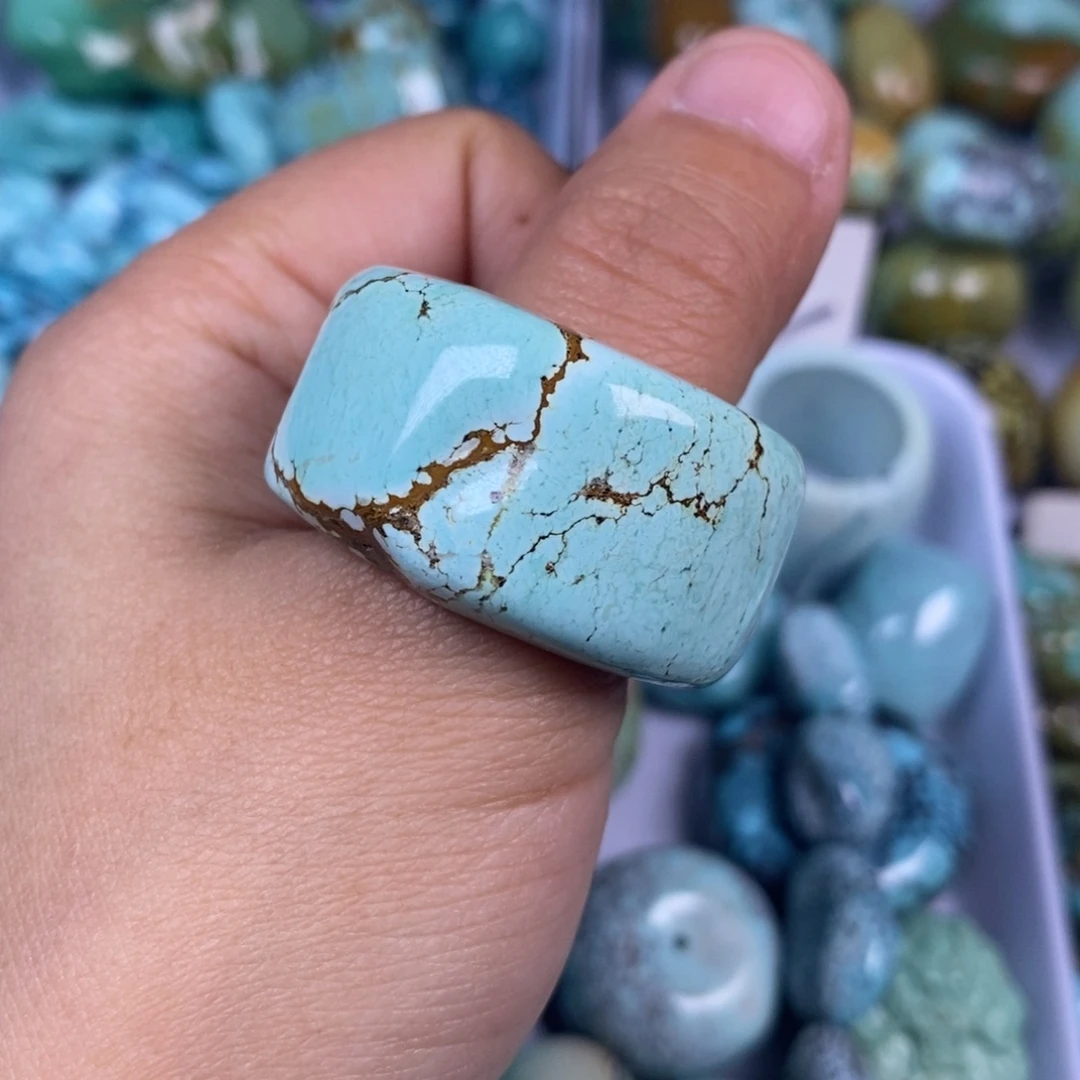 绿松石未镶嵌颈饰