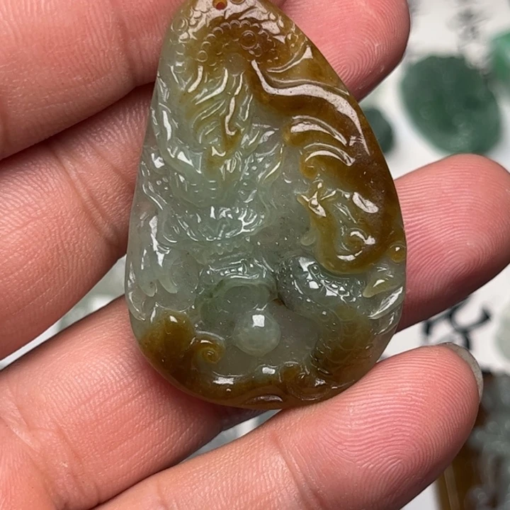 翡翠未镶嵌颈饰龙