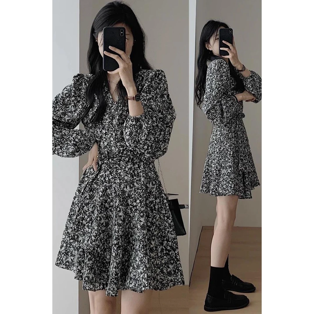 法式气质高级感显瘦短裙女秋季穿搭大码v领一片式碎花长袖连衣裙