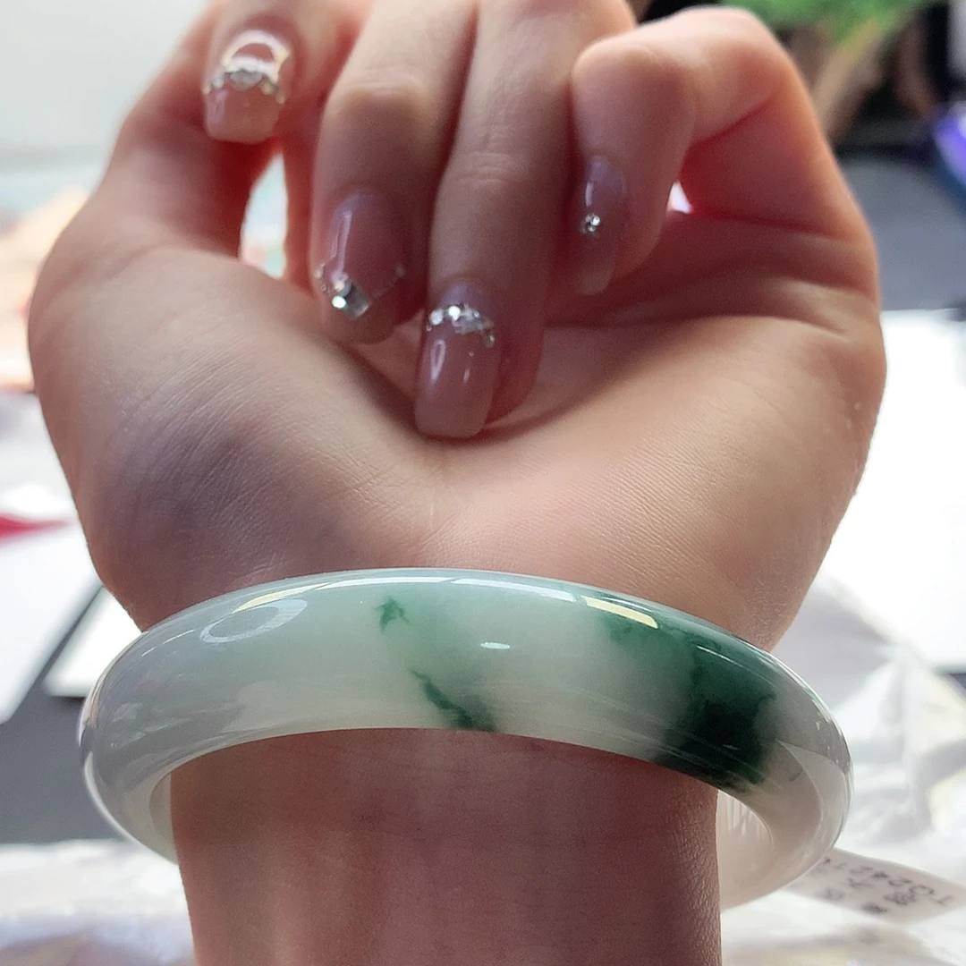 翡翠手镯未镶嵌天然翡翠55-56白胶底飘绿花
