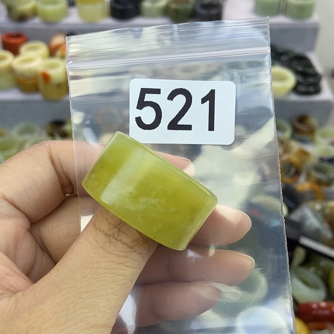 张***客蛇纹石玉未镶嵌戒指