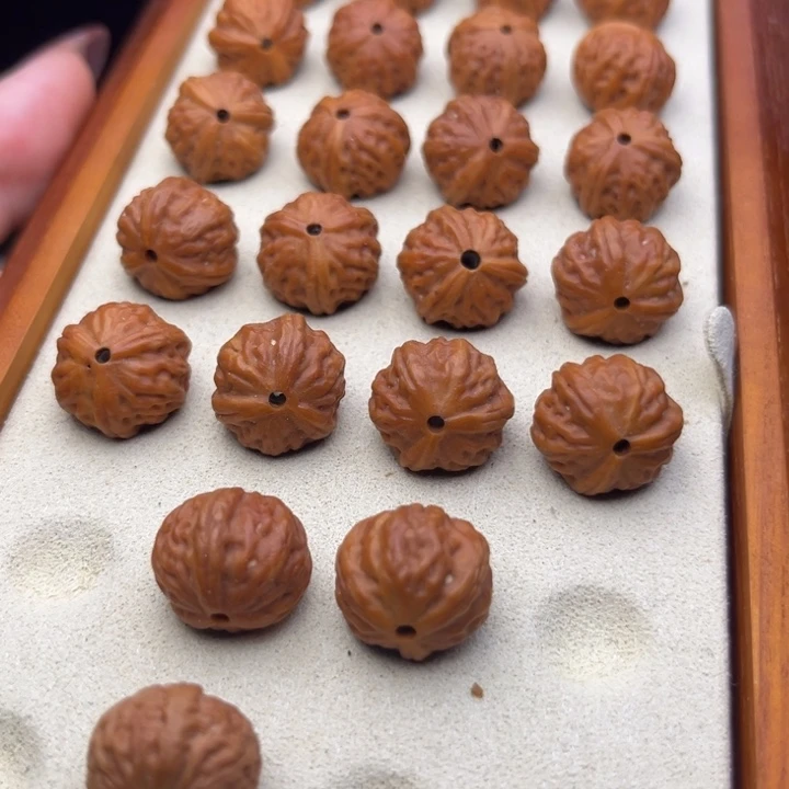 猴头核桃吊坠正奔三冷手持，15