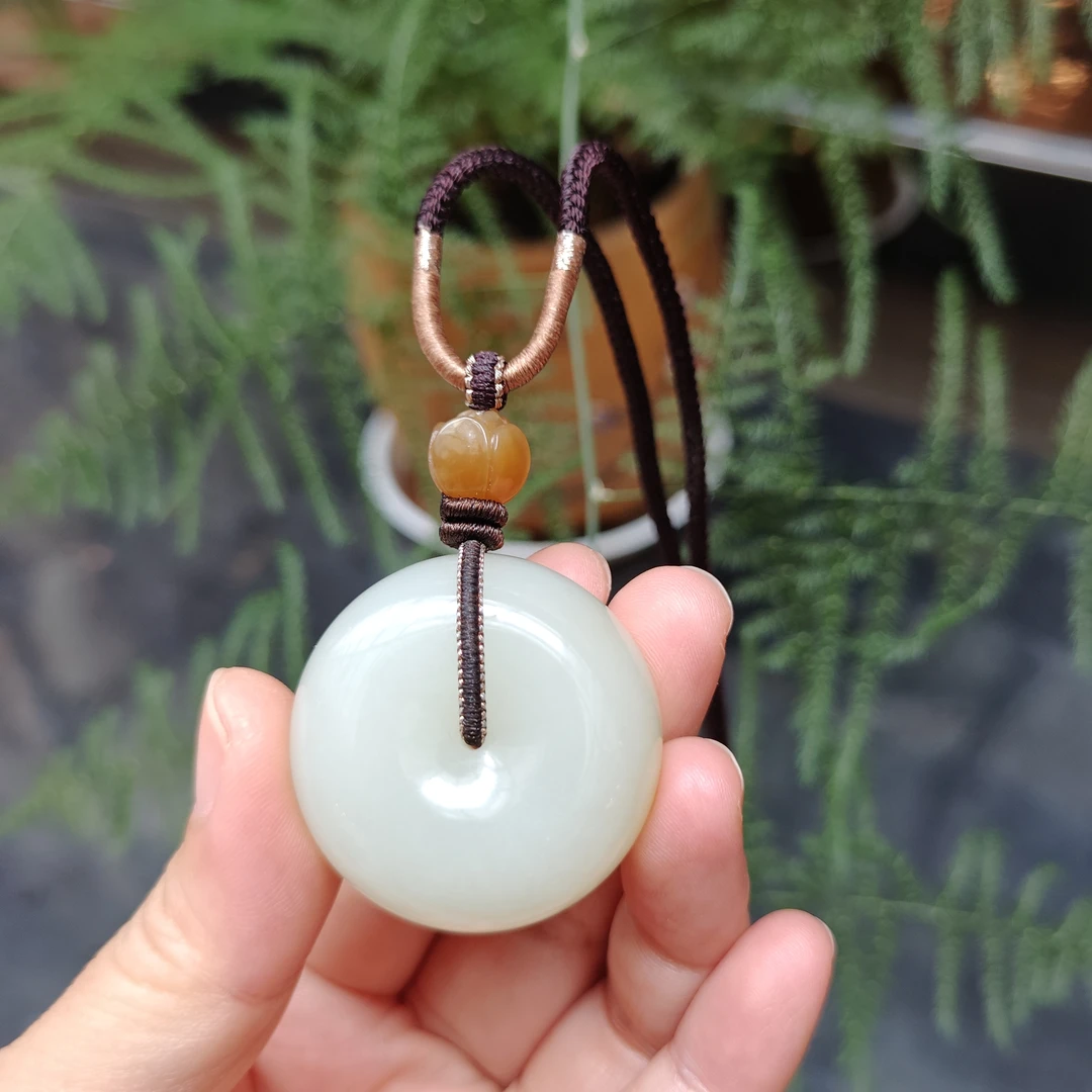 吉祥如意饱满圆润平安扣｜新疆和田玉老坑且末糖白玉细料大平安扣