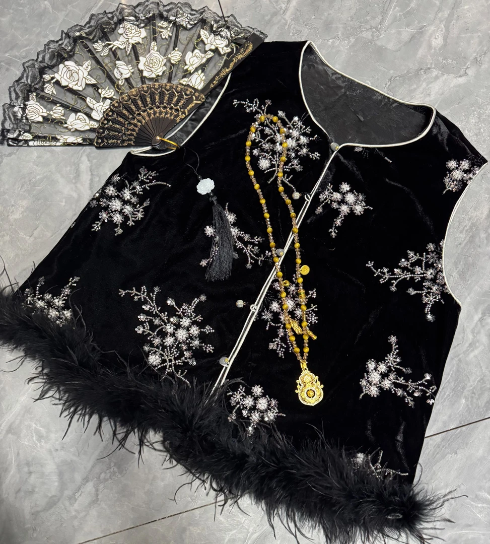 新中式国风马甲黑色丝绒拼接坎肩背心鸵鸟毛马夹亮片刺绣外搭女秋