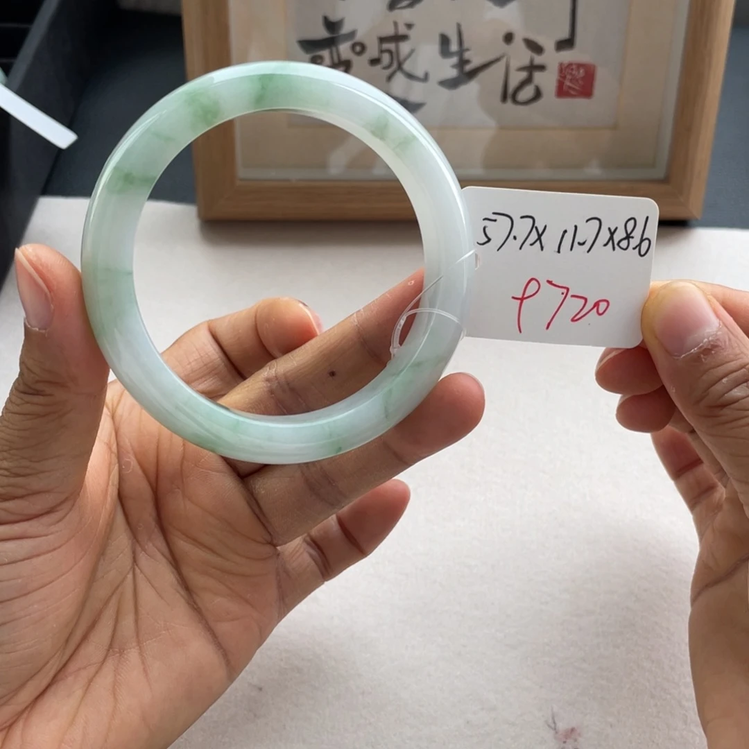 翡翠手镯未镶嵌翡翠手镯