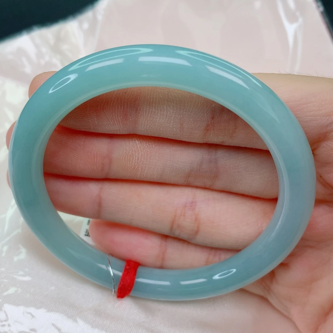 未镶嵌手镯翡翠55.5小圆条，蓝底细腻，完整
