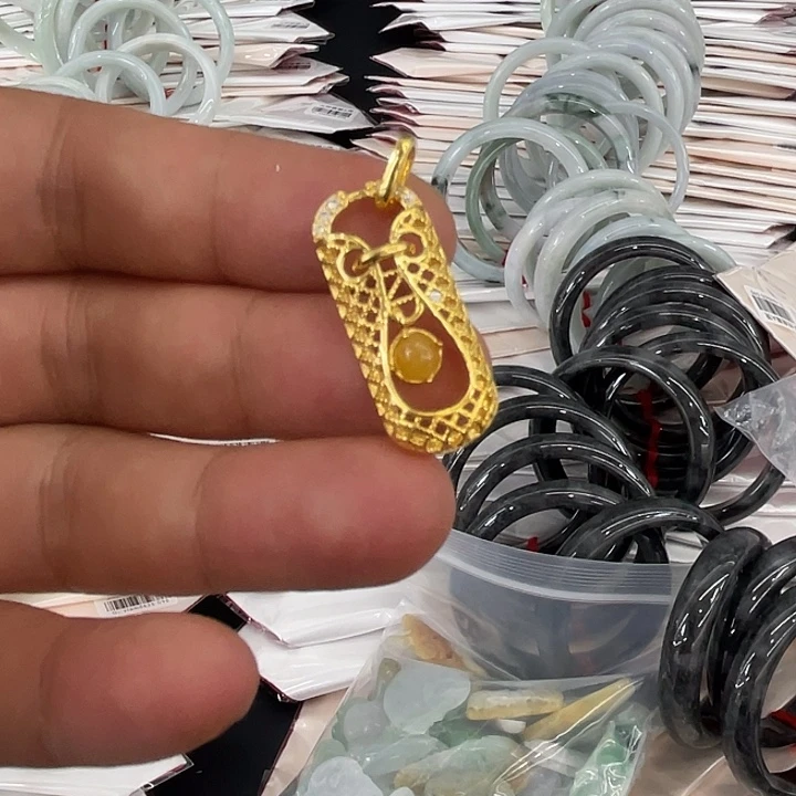 翡翠18K金镶嵌颈饰