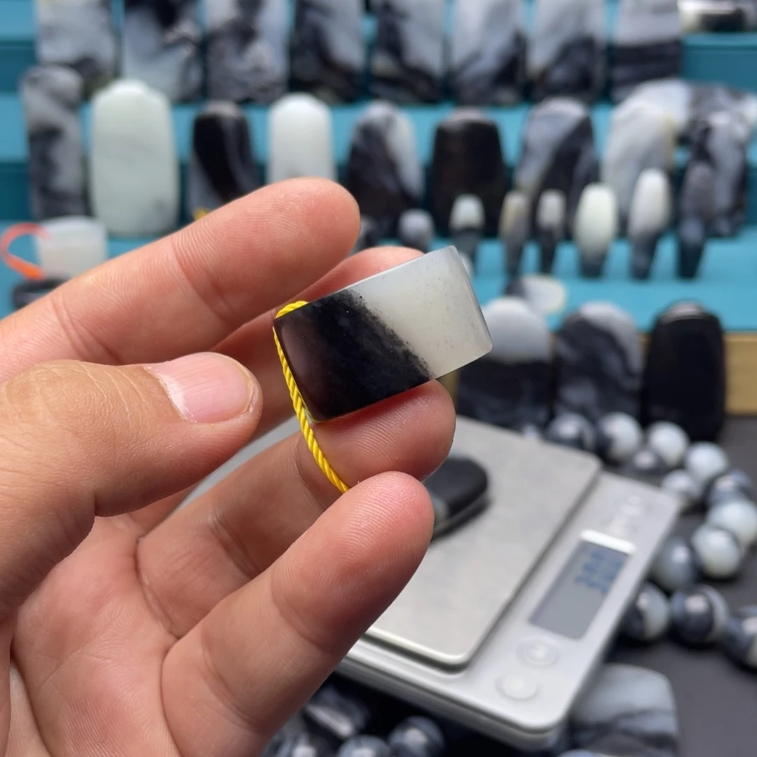 守***护和田玉未镶嵌戒指