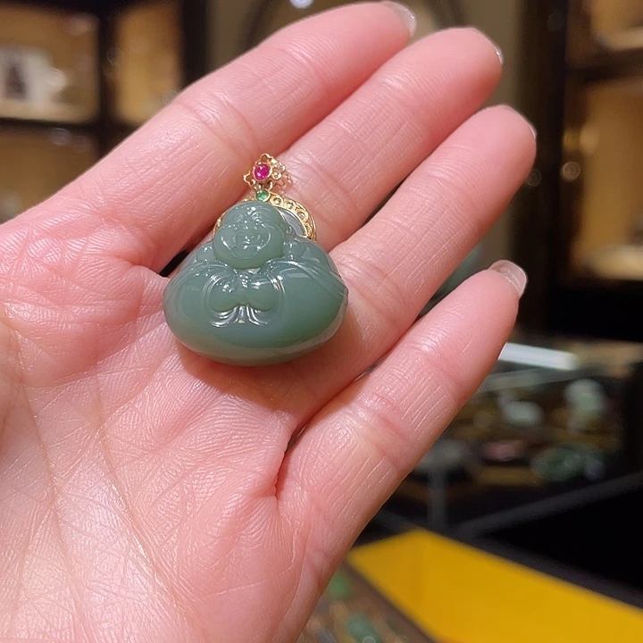 颈饰18K金镶嵌和田玉抱抱佛