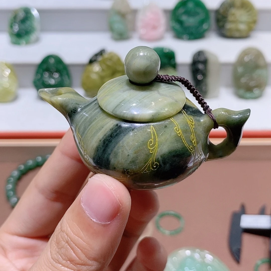 傲***梅未镶嵌独山玉挂件
