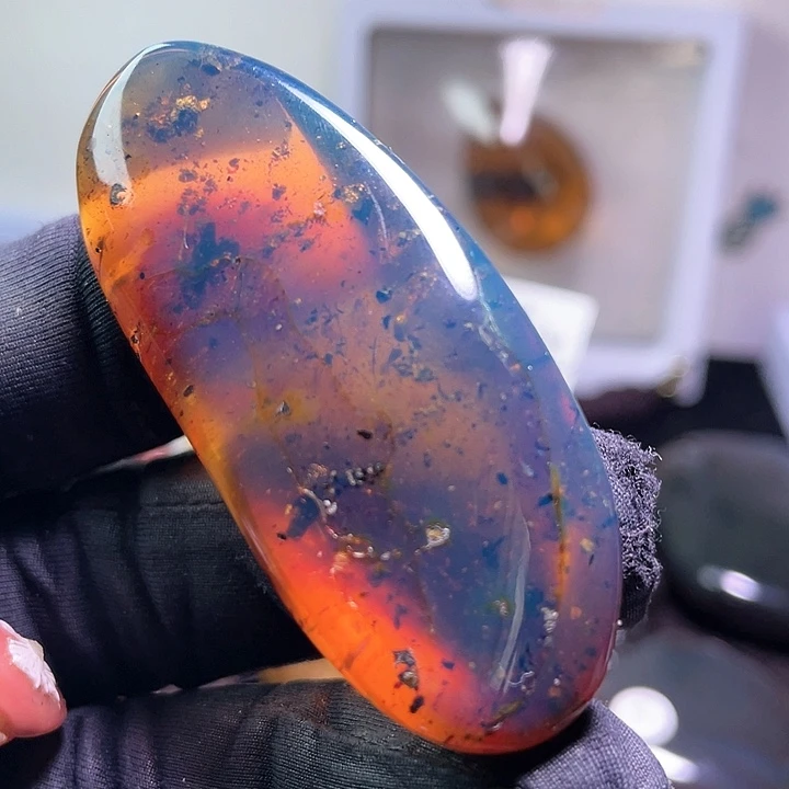 琥珀裸石未镶嵌，。