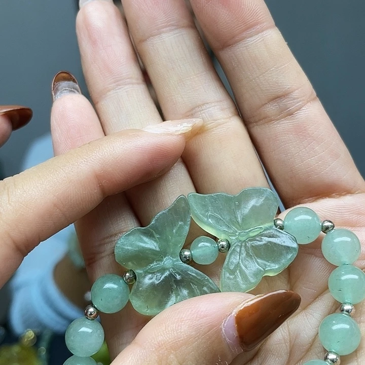 兔***王蛇纹石玉未镶嵌颈饰