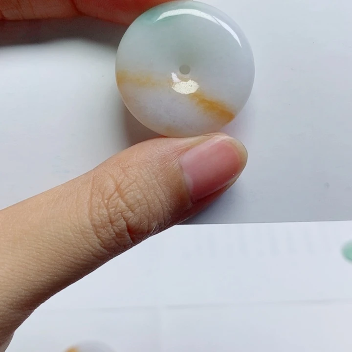 翡翠未镶嵌颈饰平安扣
