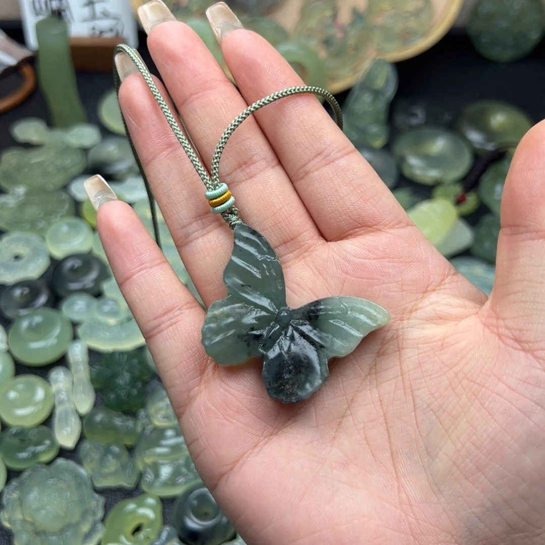 蛇纹石玉未镶嵌颈饰蝴蝶