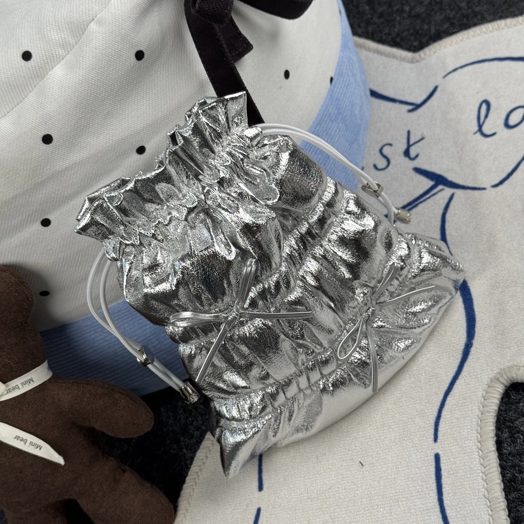 一张同学【长约20宽6高24单位厘米】时尚斜挎包C4432银色