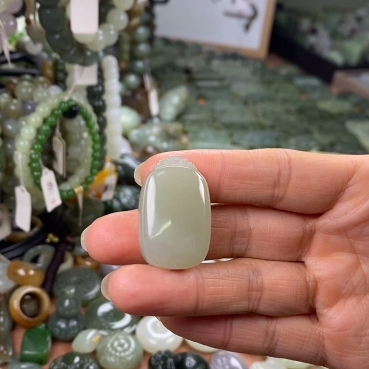 和田玉未镶嵌颈饰予