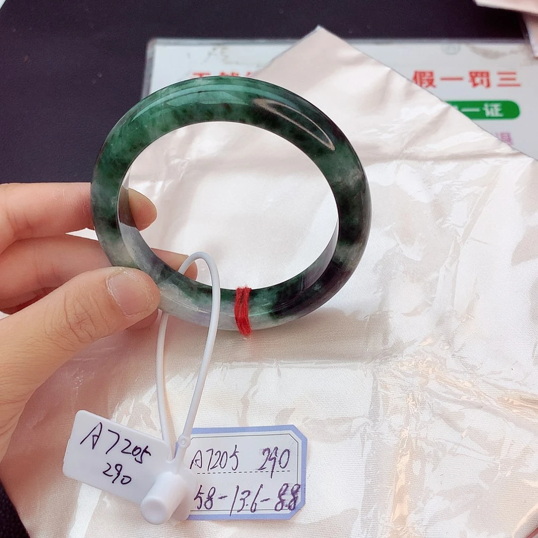 翡翠手镯未镶嵌翡翠