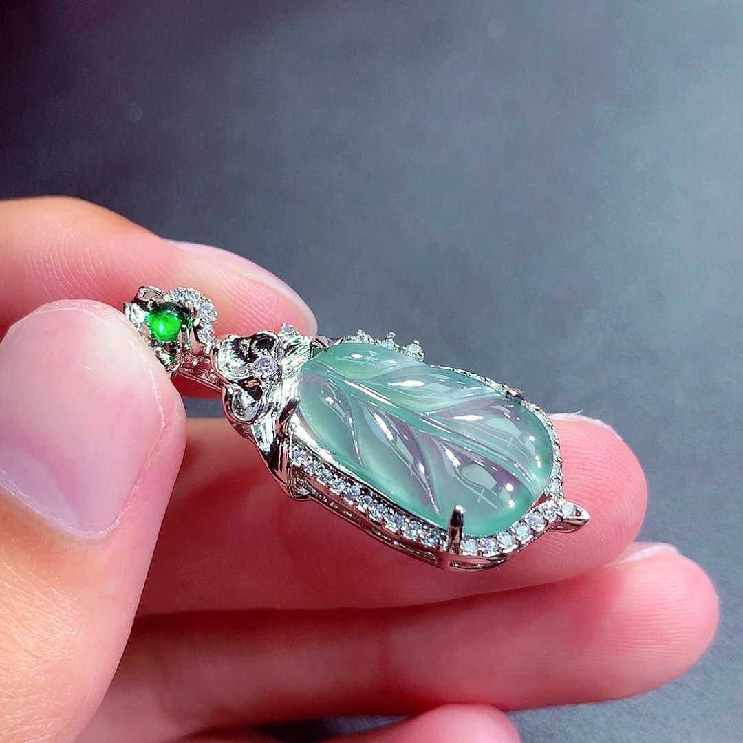 翡翠未镶嵌颈饰挂件