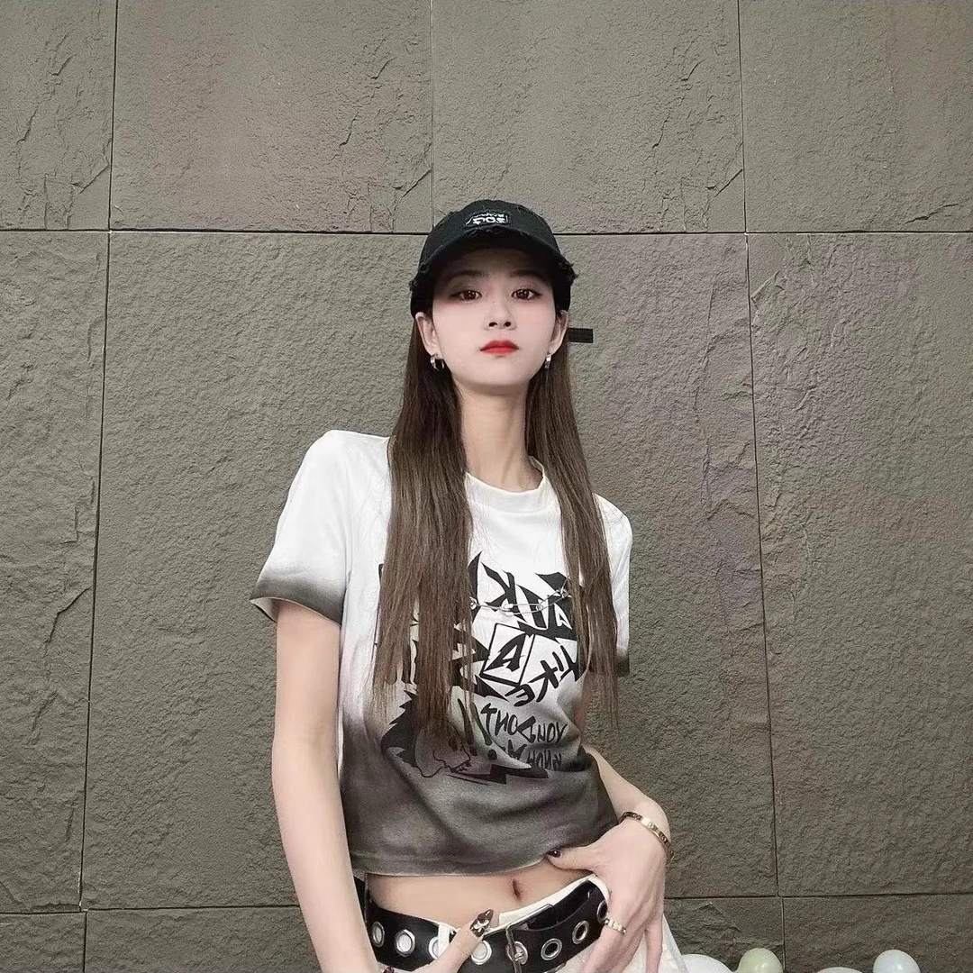 白色渐变正肩短袖t恤女2025夏季欧货时尚修身漏脐设计感短款上衣