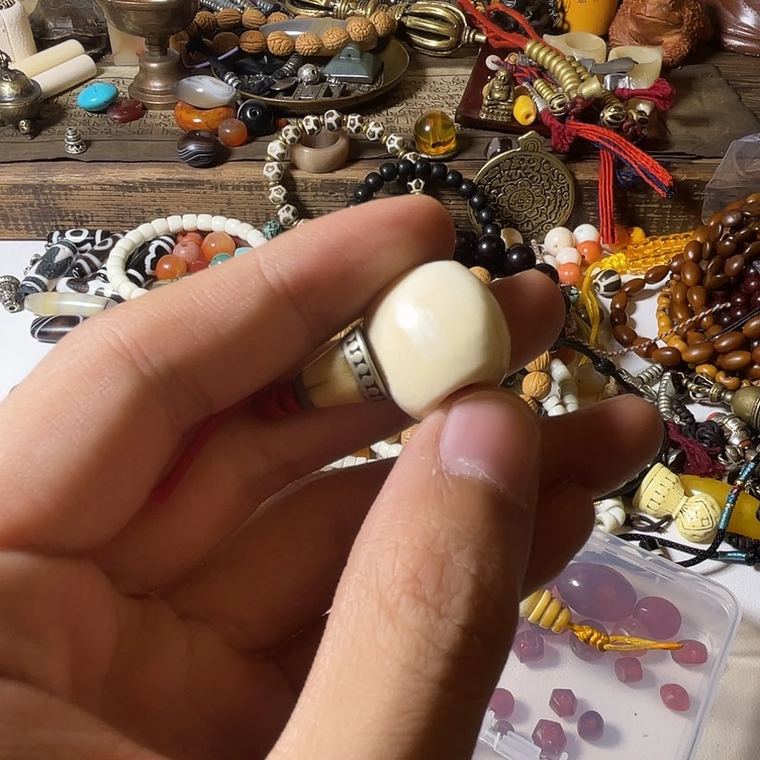 子***尘桃核吊坠珠子的颜色