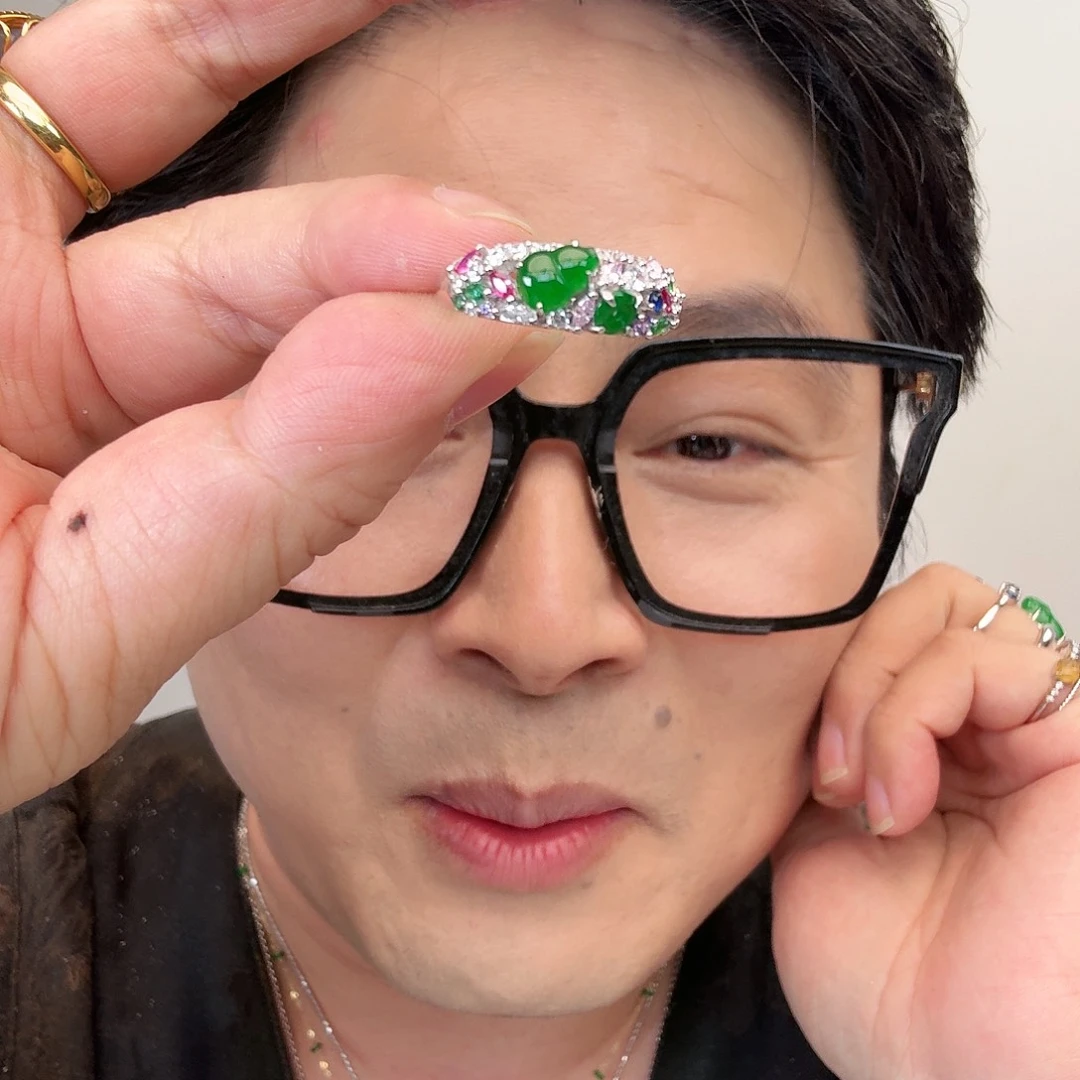 翡翠未镶嵌颈饰一件