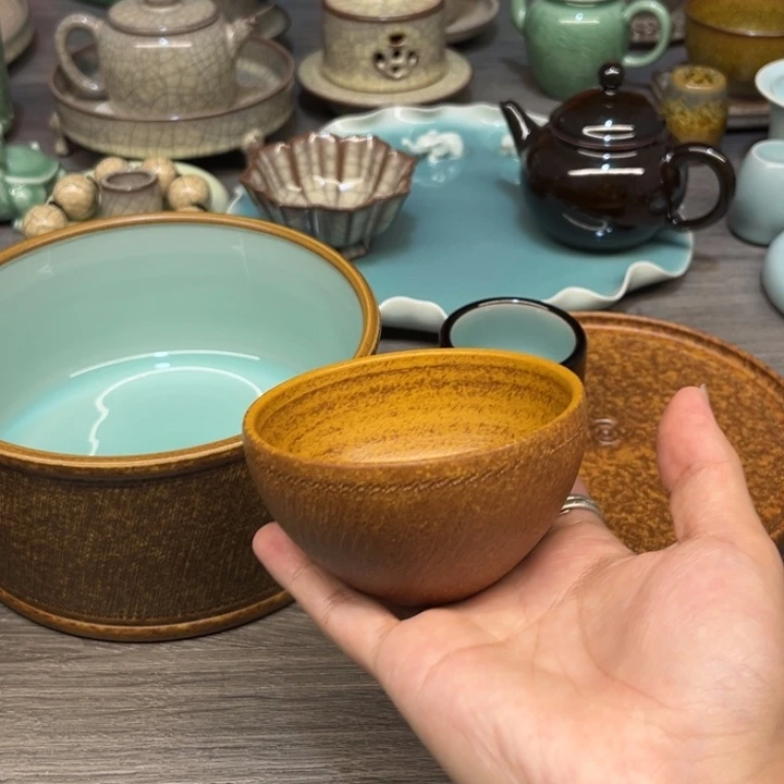 黄灿 拙朴 手捧杯