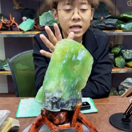 未镶嵌蛇纹石玉原石人****!