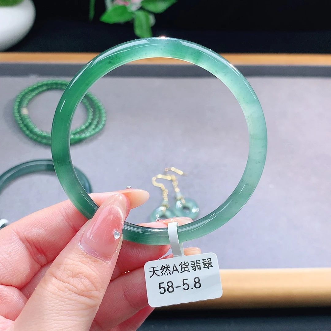 未镶嵌手镯（圆镯）翡翠