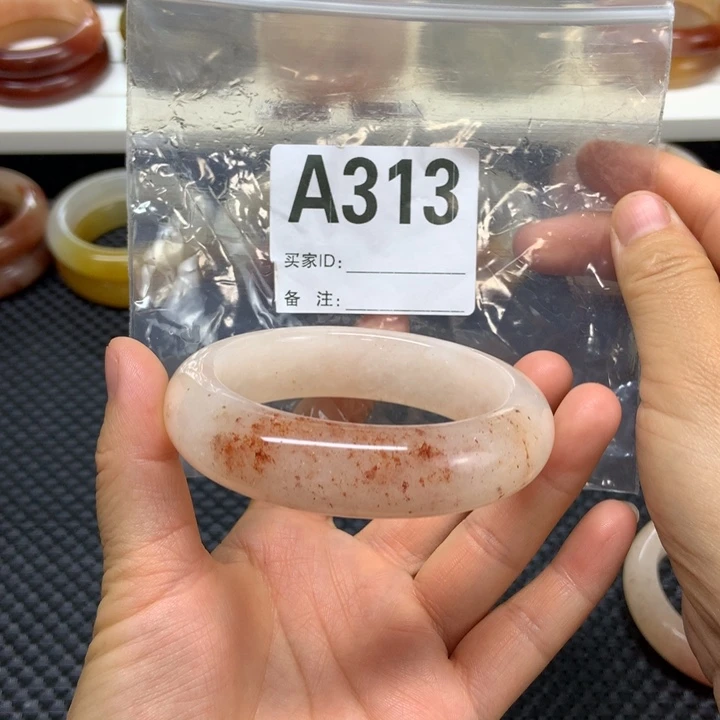 用***1石英质玉未镶嵌手镯