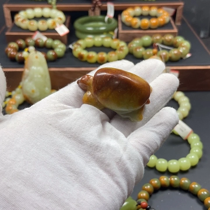 透闪石质玉未镶嵌颈饰