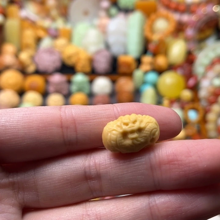 石英质玉（缅黄）未镶嵌珠宝半成品龙桶珠
