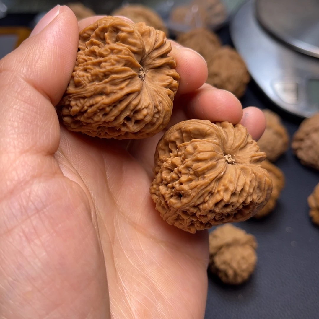 桃核把件高炮凹底拉丝纹南疆石38全品。梦