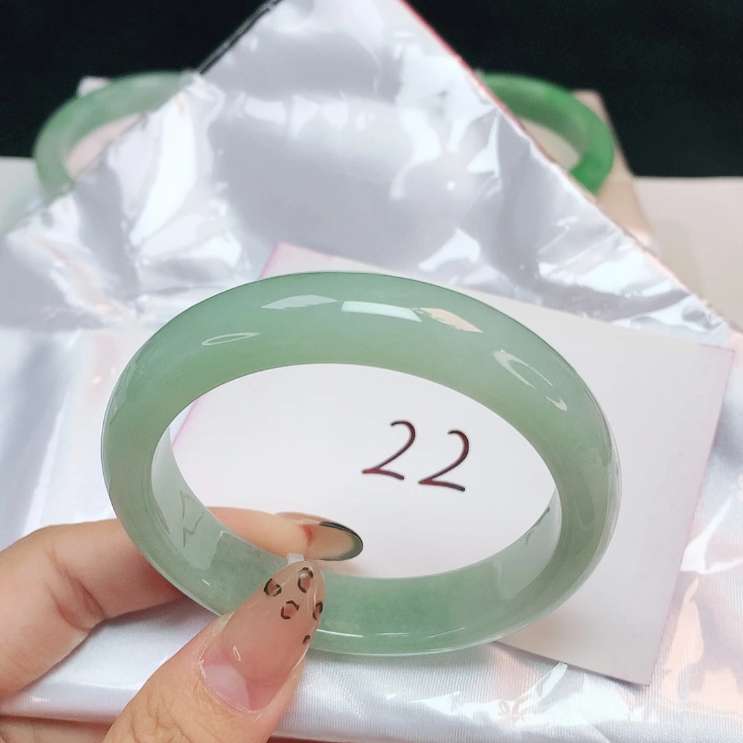 翡翠未镶嵌手镯甜果绿淡雅