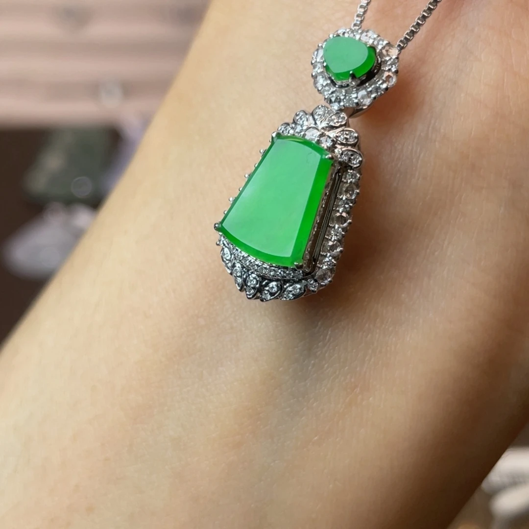 翡翠18K金镶嵌颈饰