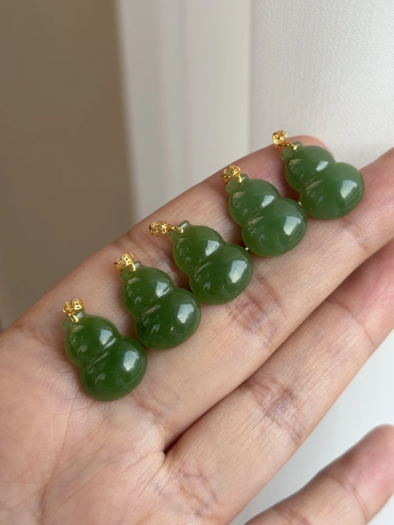 3865 和田玉18k金镶碧玉葫芦吊坠 规格约16*12*4.4多样性发其一