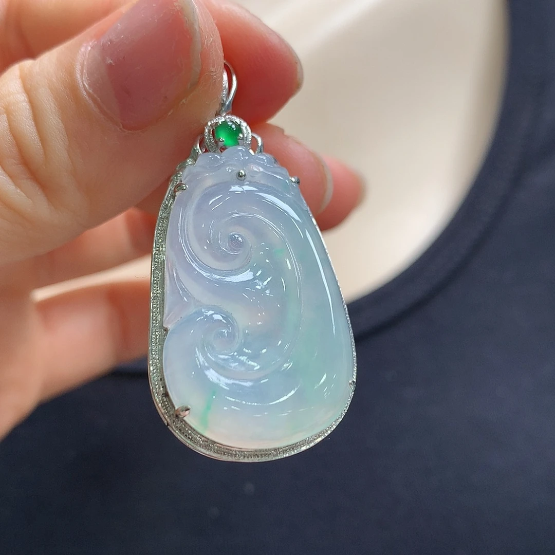 翡翠18K金镶嵌颈饰如意