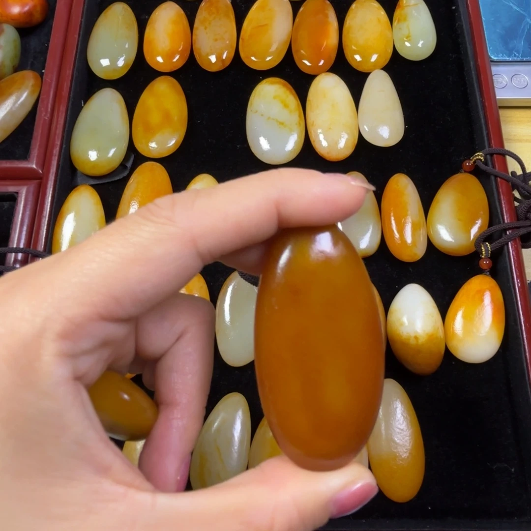 王***俊和田玉未镶嵌颈饰