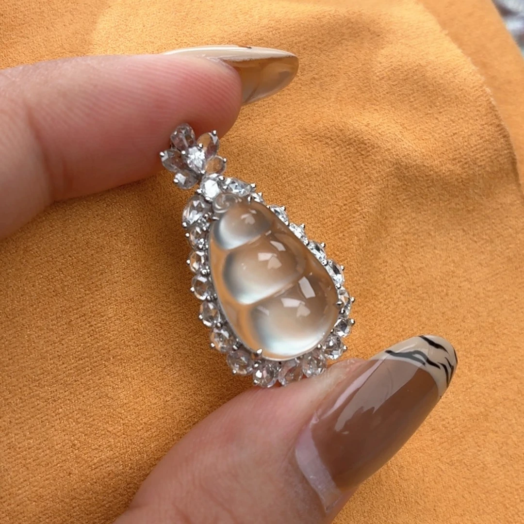 翡翠18K金镶嵌颈饰豆子