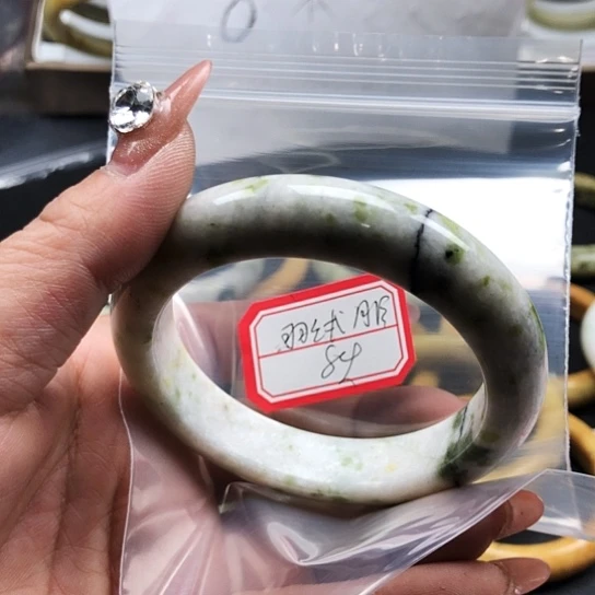 蛇纹石玉手镯未镶嵌羽****袄