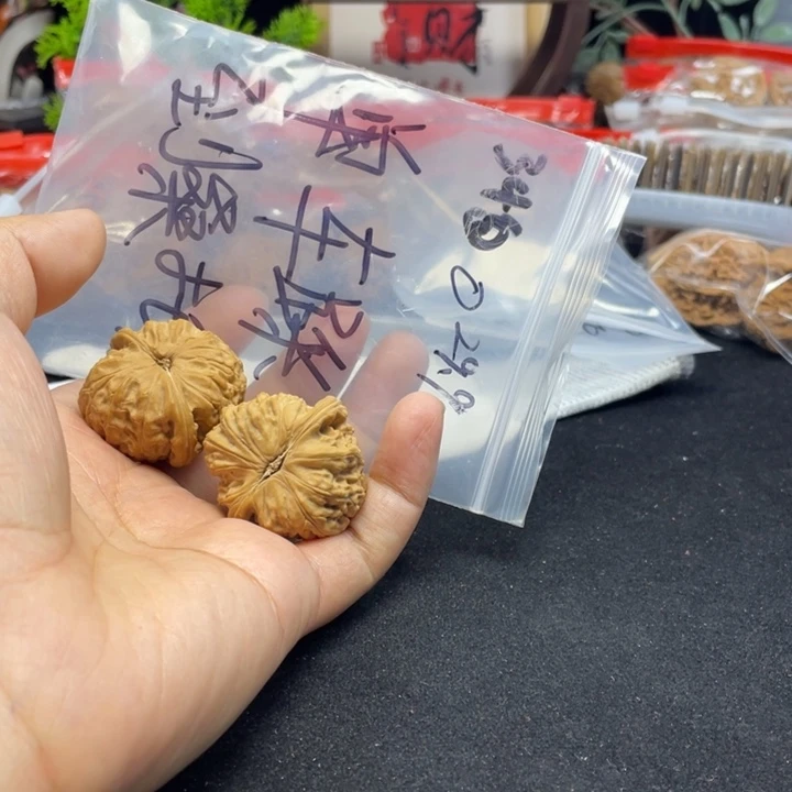 文玩核桃把件单****斯白狮子