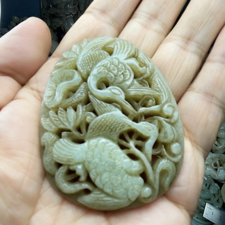 颈饰未镶嵌和田玉（青白玉）