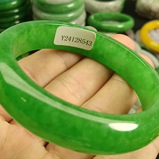 翡翠颈饰未镶嵌蓉**?