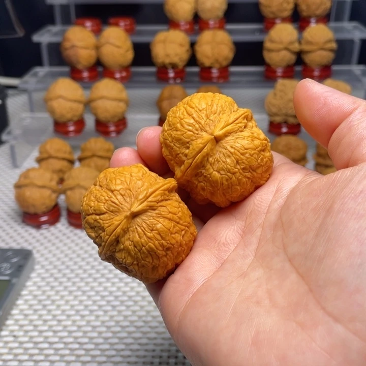 文玩核桃把件18金丝绣球