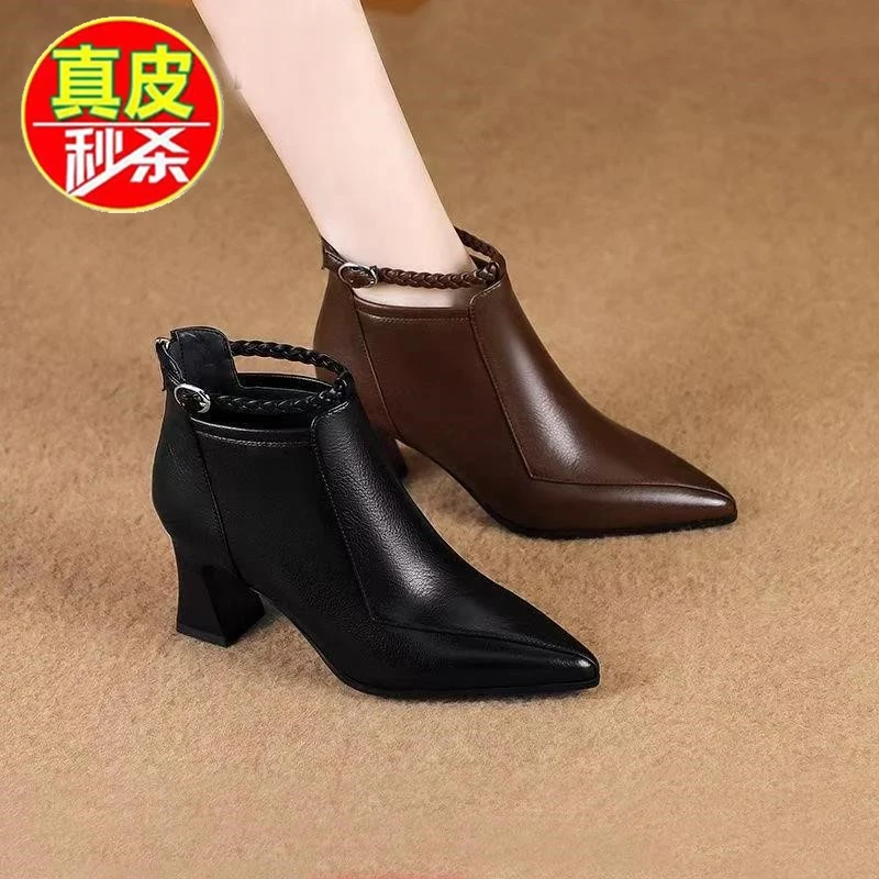 品牌断码真皮短靴女秋冬新款尖头软皮一字带编织粗跟加绒高跟棉靴