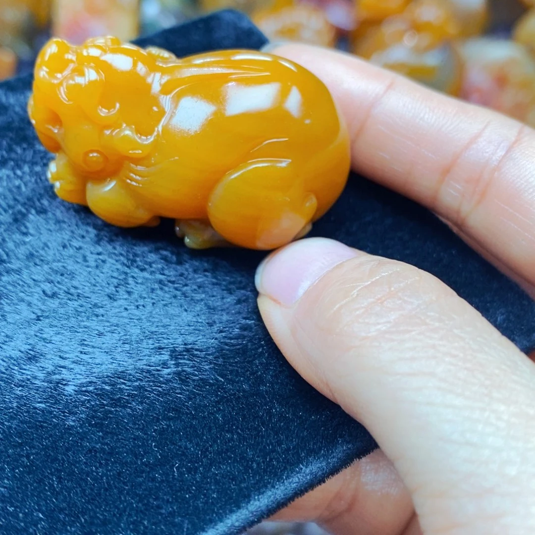 未镶嵌石英质玉（黄龙玉）颈饰