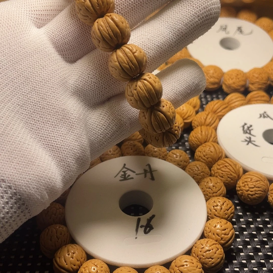 龍***生桃木金丹桃核，皮质好，密度大