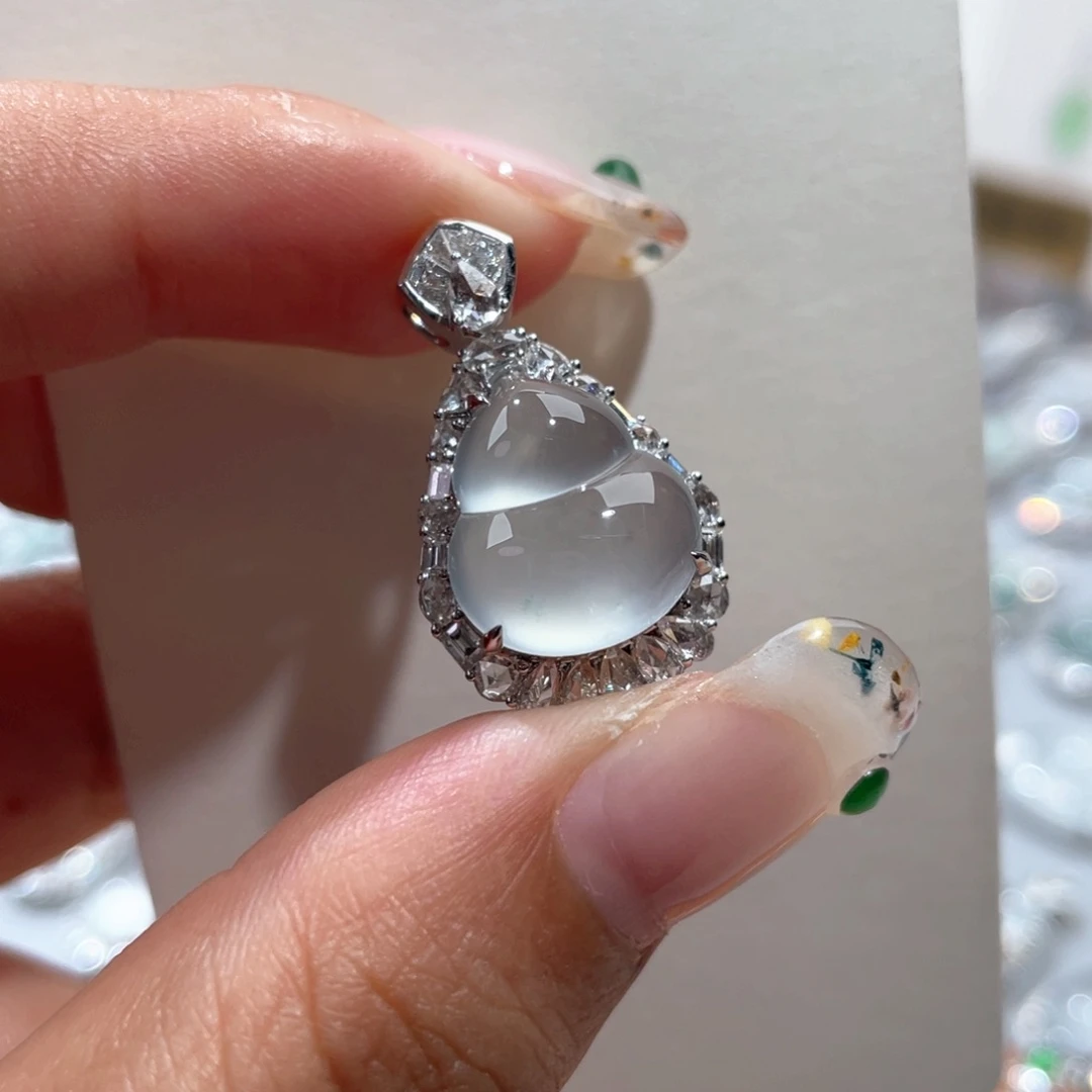 翡翠18K金镶嵌颈饰葫芦