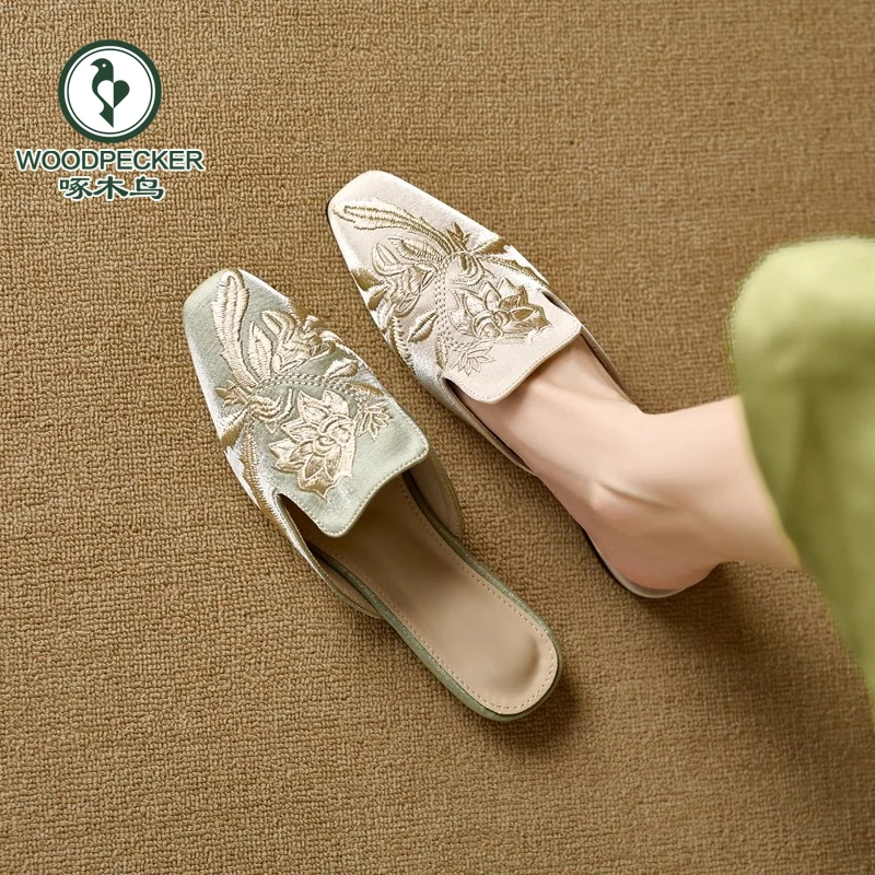 啄木鸟新中式刺绣包头半拖鞋女外穿2025春夏季新款复古平底穆勒鞋