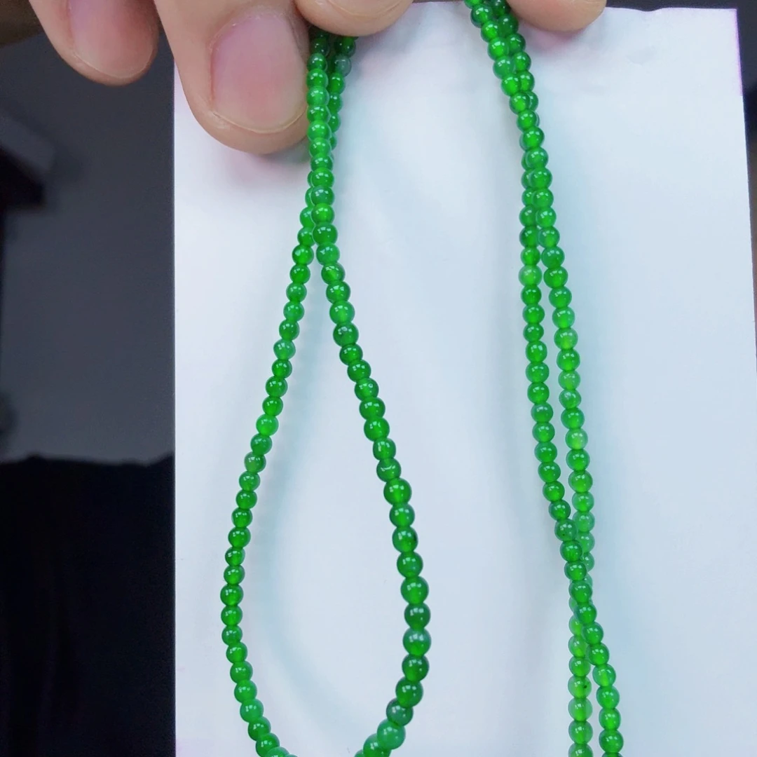 翡翠未镶嵌颈饰一件